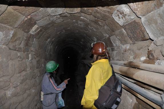Com nossa guia Roberta, na mina em Potosí - Bolívia